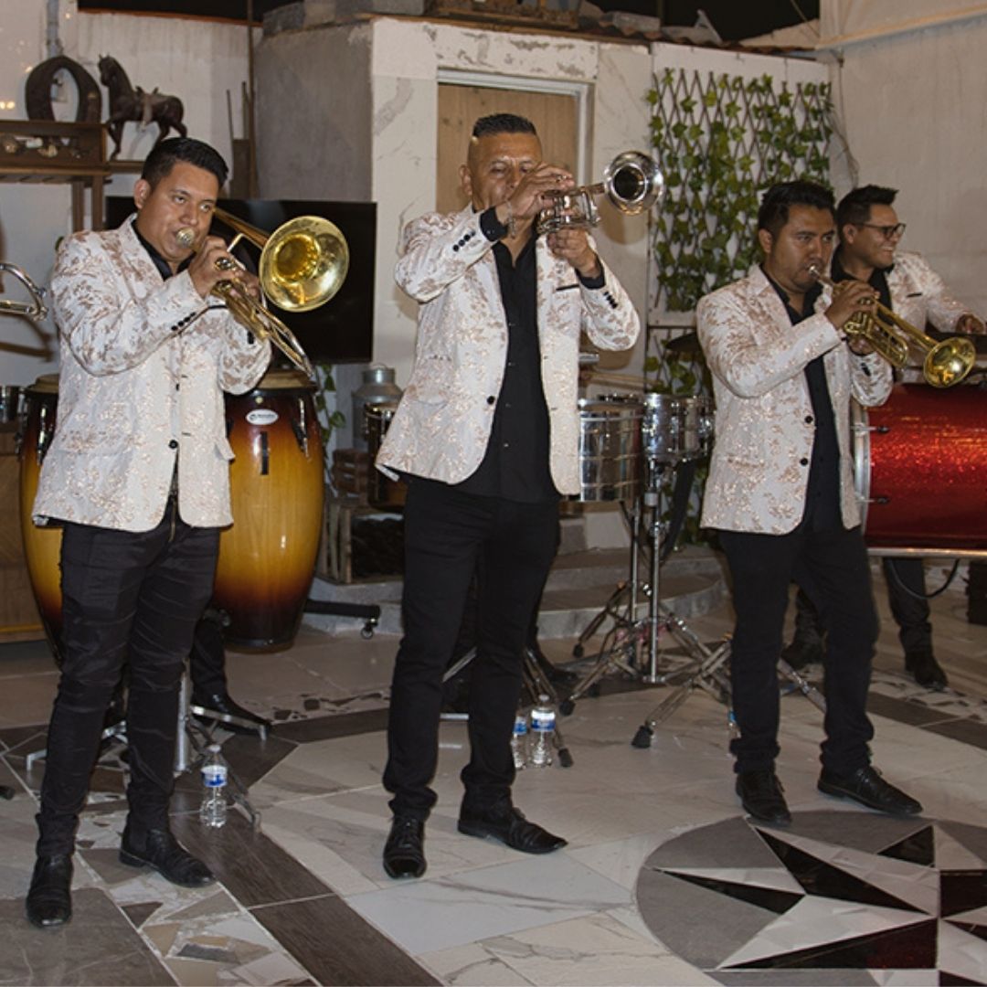 fiesta con banda sinaloense